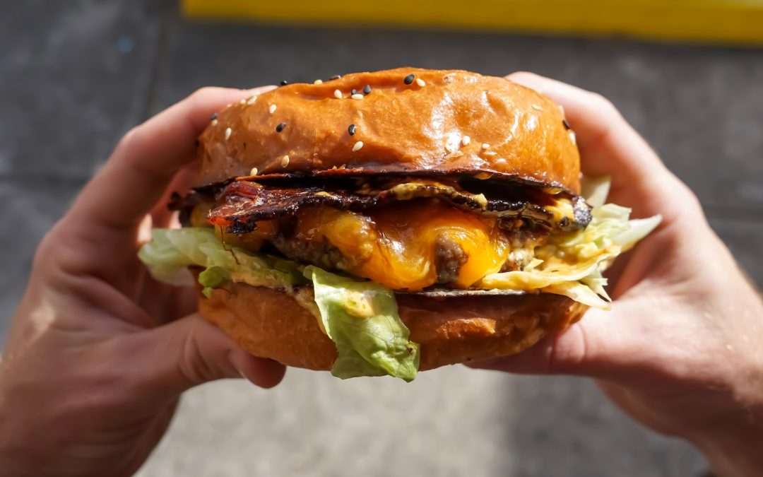 ¿Cuántas hamburguesas deben dejar de comer los chilenos para saldar sus deudas?